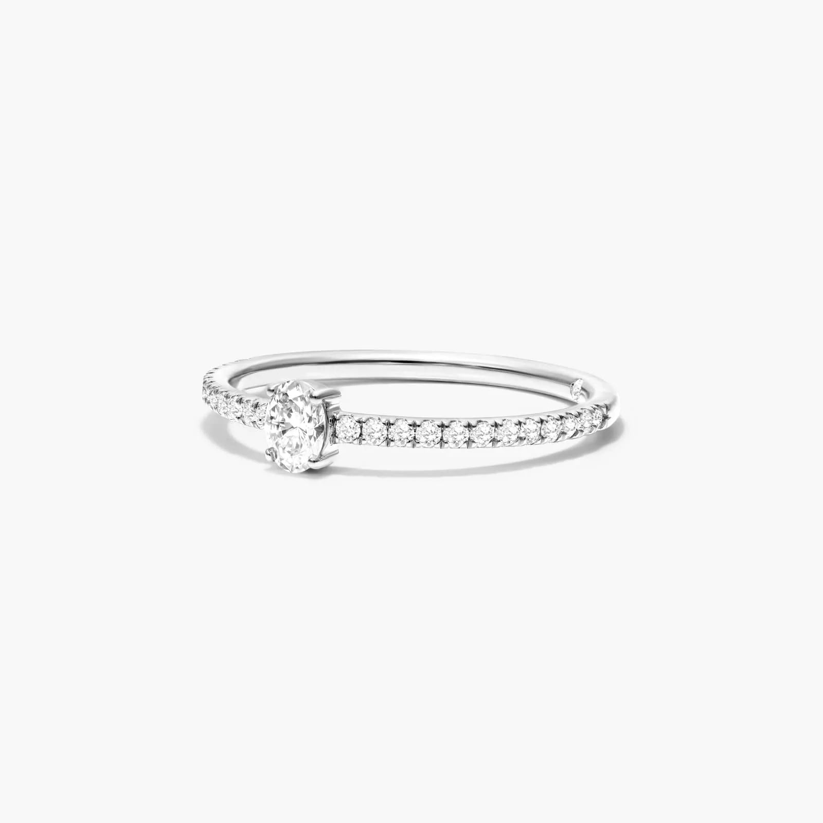 Anel De Ouro 18k Noivado C/ Diamante Oval E Brilhantes