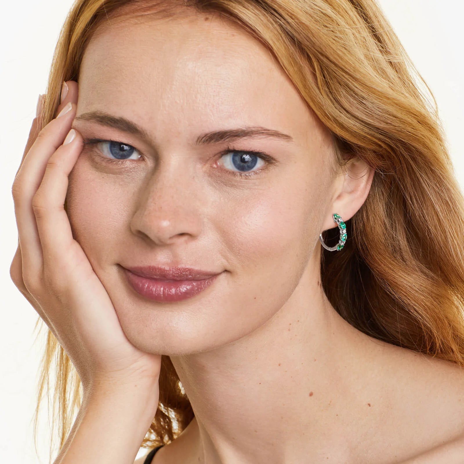 Brinco De Ouro Branco 18k Argola Alternada de Esmeraldas e Diamantes
