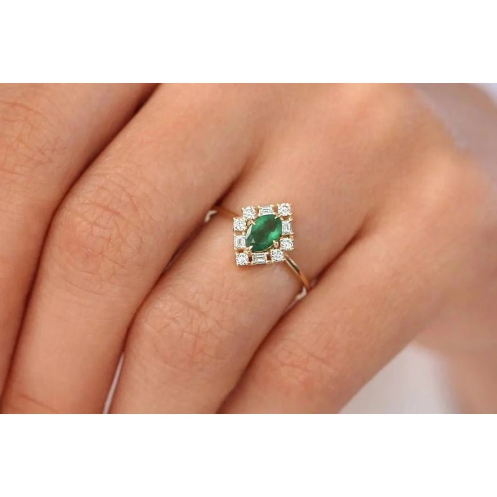 Anel De Noivado em Ouro 18k Solitario Esmeralda e Diamantes Brilhantes