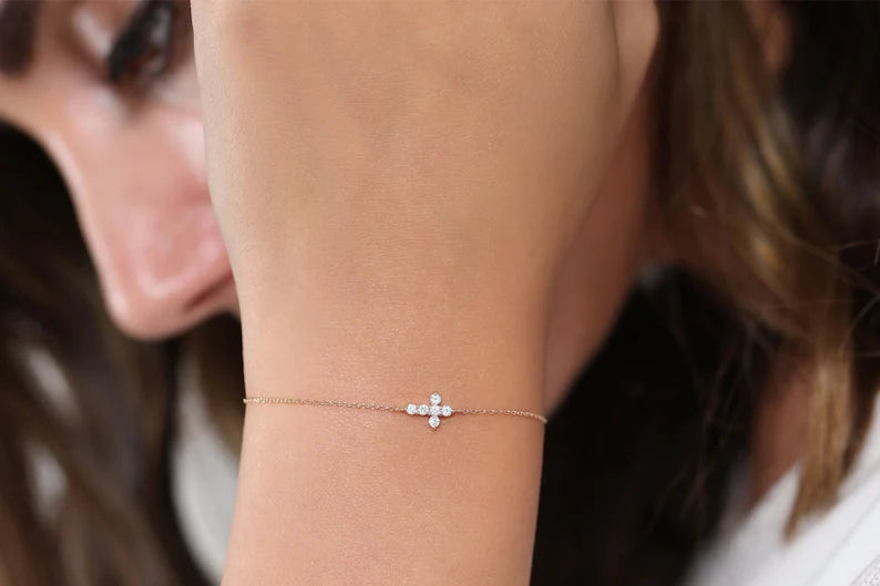 Pulseira Feminina de Ouro Amarelo 18k Cruz De Diamante Delicado