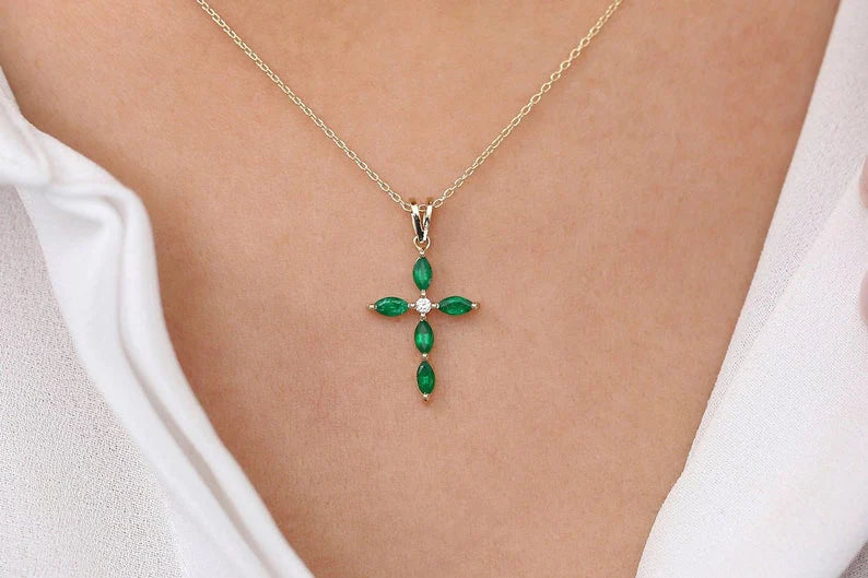 Colar Corrente Cruz de Esmeralda Luxo Feminino em Ouro Amarelo 18k