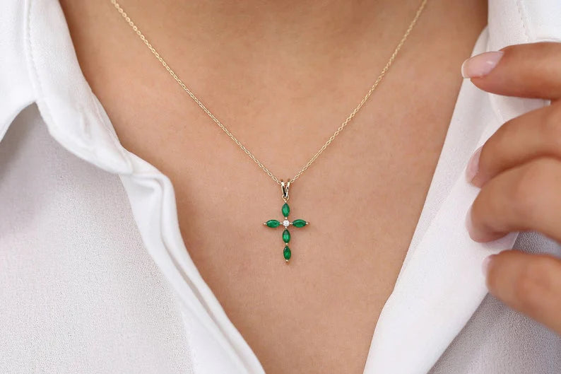 Colar Corrente Cruz de Esmeralda Luxo Feminino em Ouro Amarelo 18k