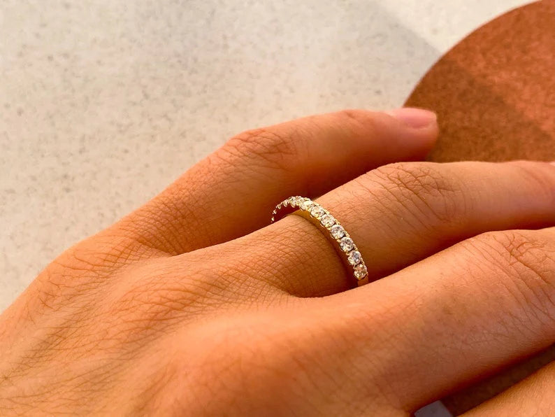 Anel de Ouro 18k Aparador Meia Aliança C/ Diamantes Brilhantes Arlo