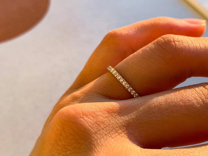 Anel de Ouro 18k Aparador Meia Aliança c/ Diamantes Brilhantes Eterno