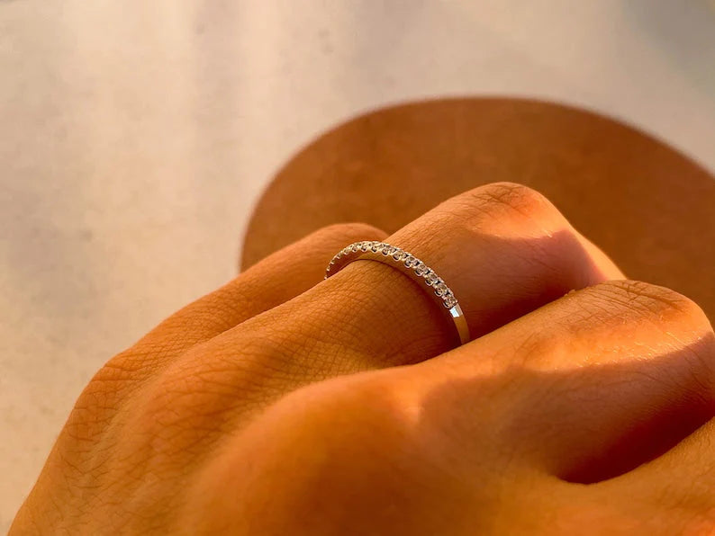 Anel de Ouro 18k Aparador Meia Aliança C/ Diamantes Brilhantes Isabela