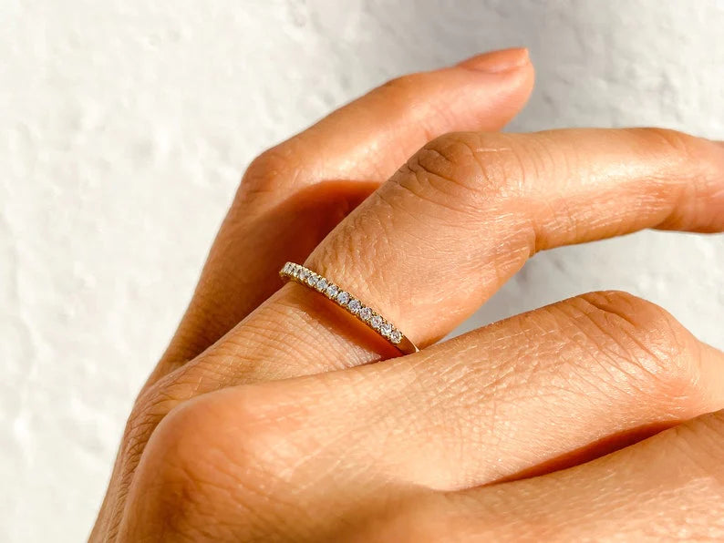 Anel de Ouro 18k Aparador Meia Aliança C/ Diamantes Brilhantes Joana