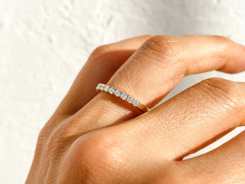 Anel de Ouro 18k Aparador Meia Aliança C/ Diamantes Brilhantes Darla