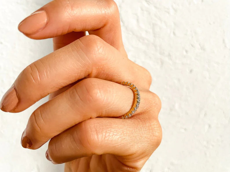 Anel de Ouro 18k Aparador Meia Aliança C/ Diamantes Brilhantes Leticia