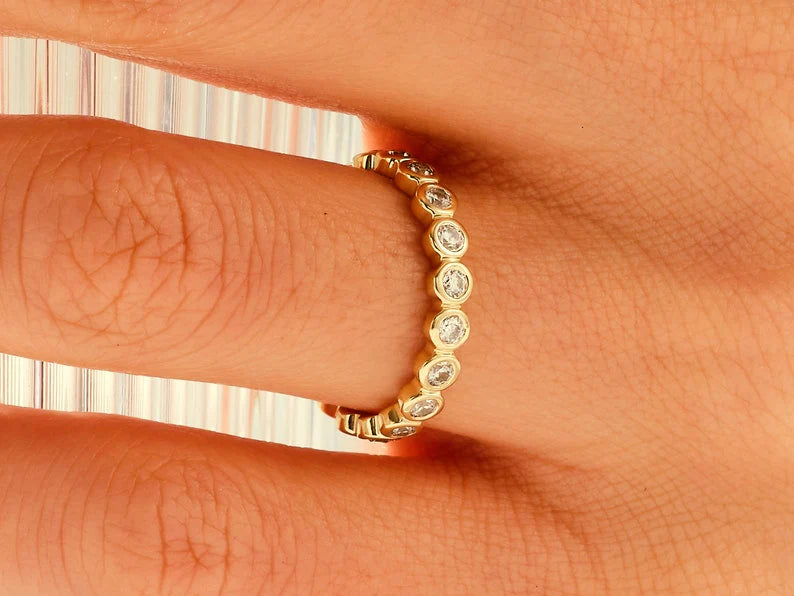 Anel de Ouro 18k Aparador c/ Moldura Meia Aliança e Diamantes Brilhantes