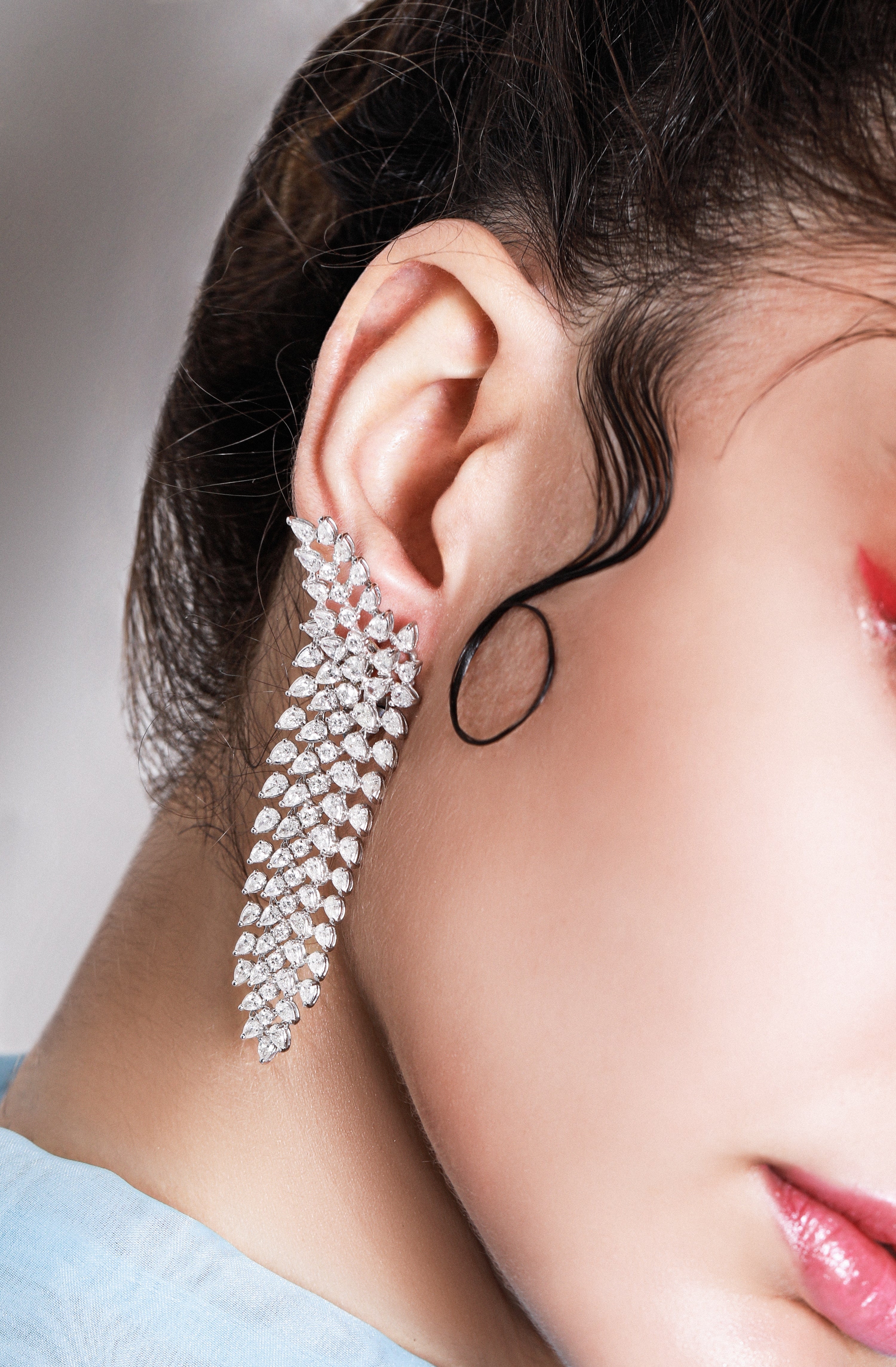 Brinco feminino de ouro 18k diamantes Loren