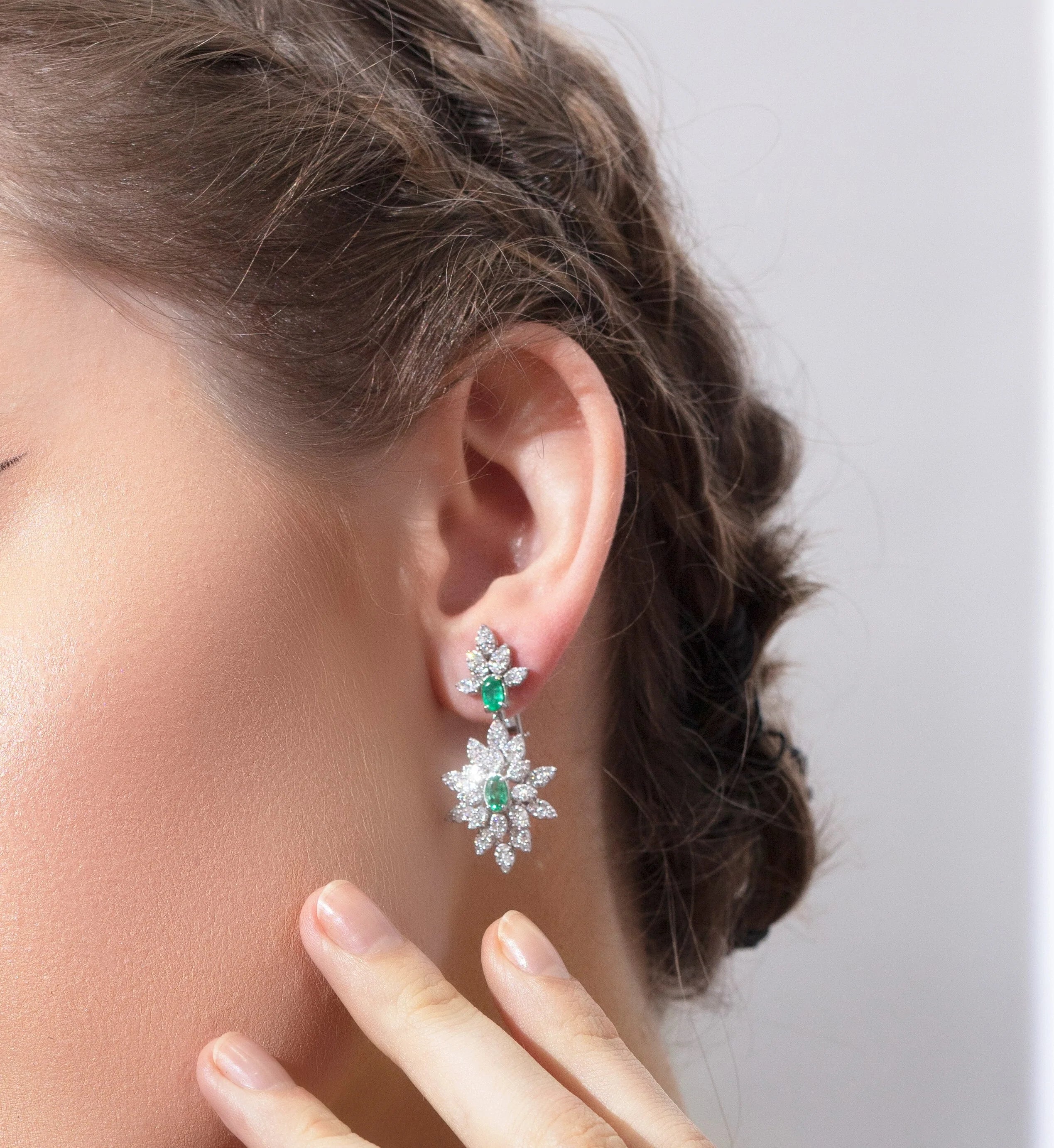 Brinco feminino de ouro 18k diamantes  e esmeralda monaco