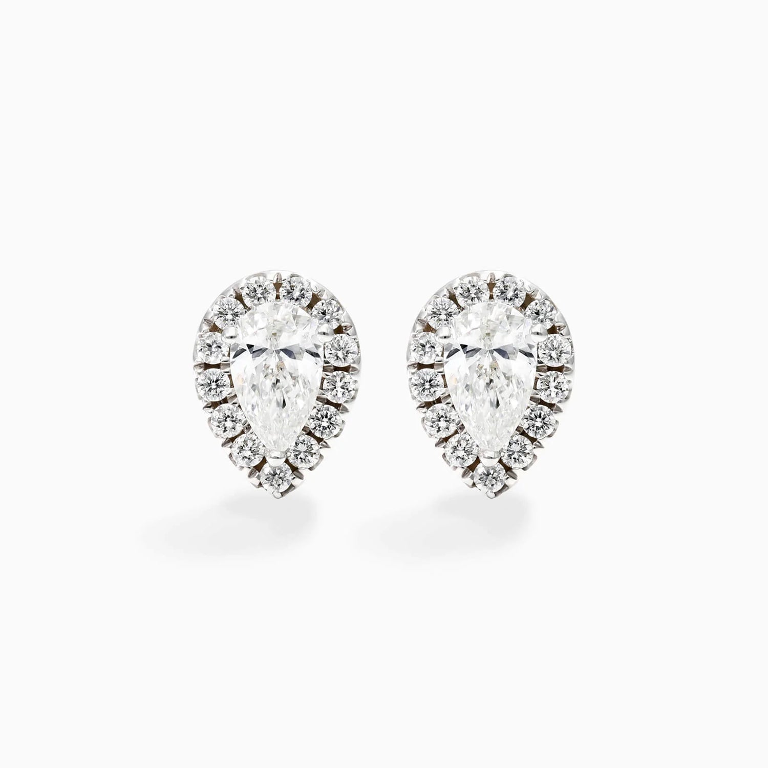 Brinco De Ouro Branco 18k Forma De Pera Com Diamantes Brilhantes