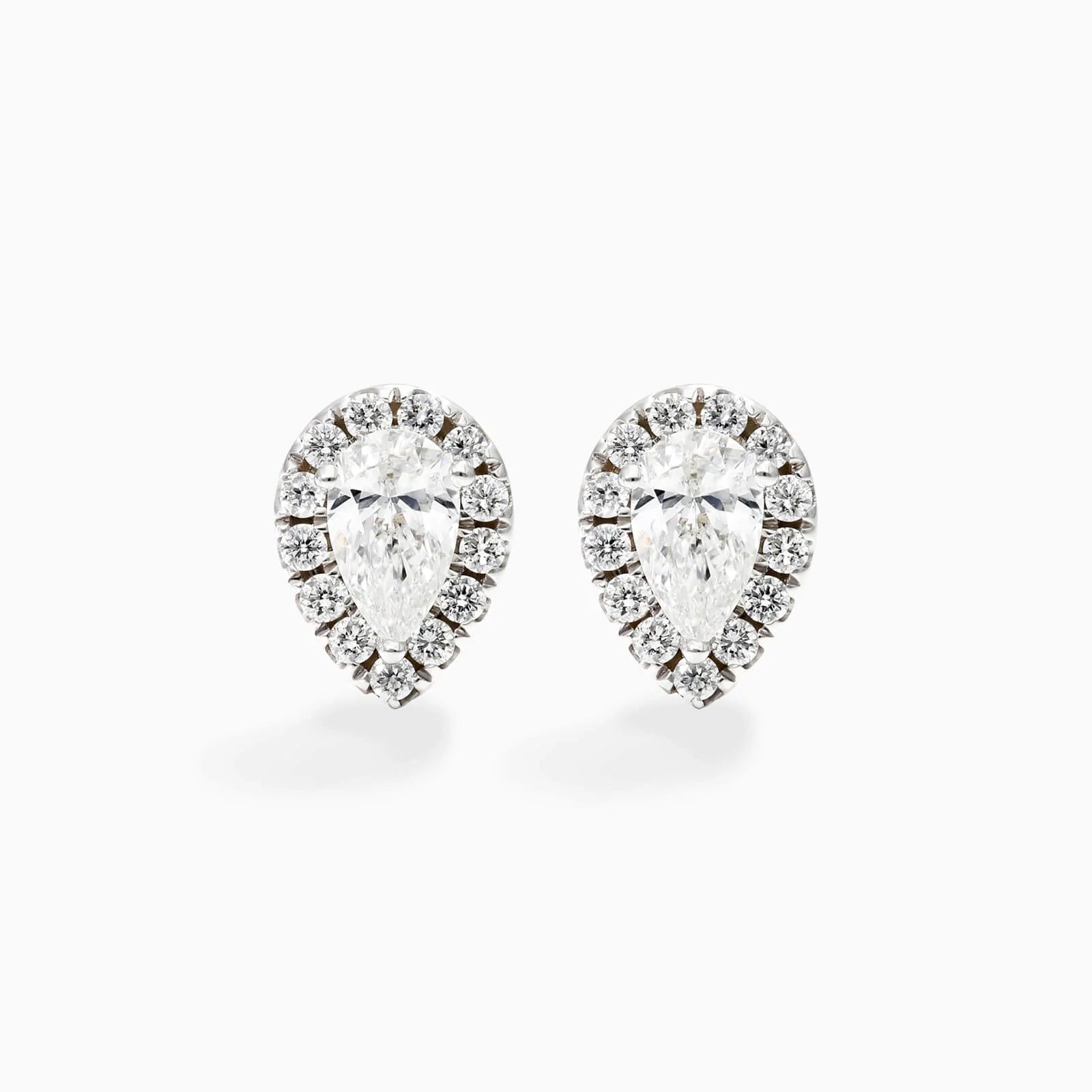 Brinco De Ouro Branco 18k Forma De Pera Com Diamantes Brilhantes