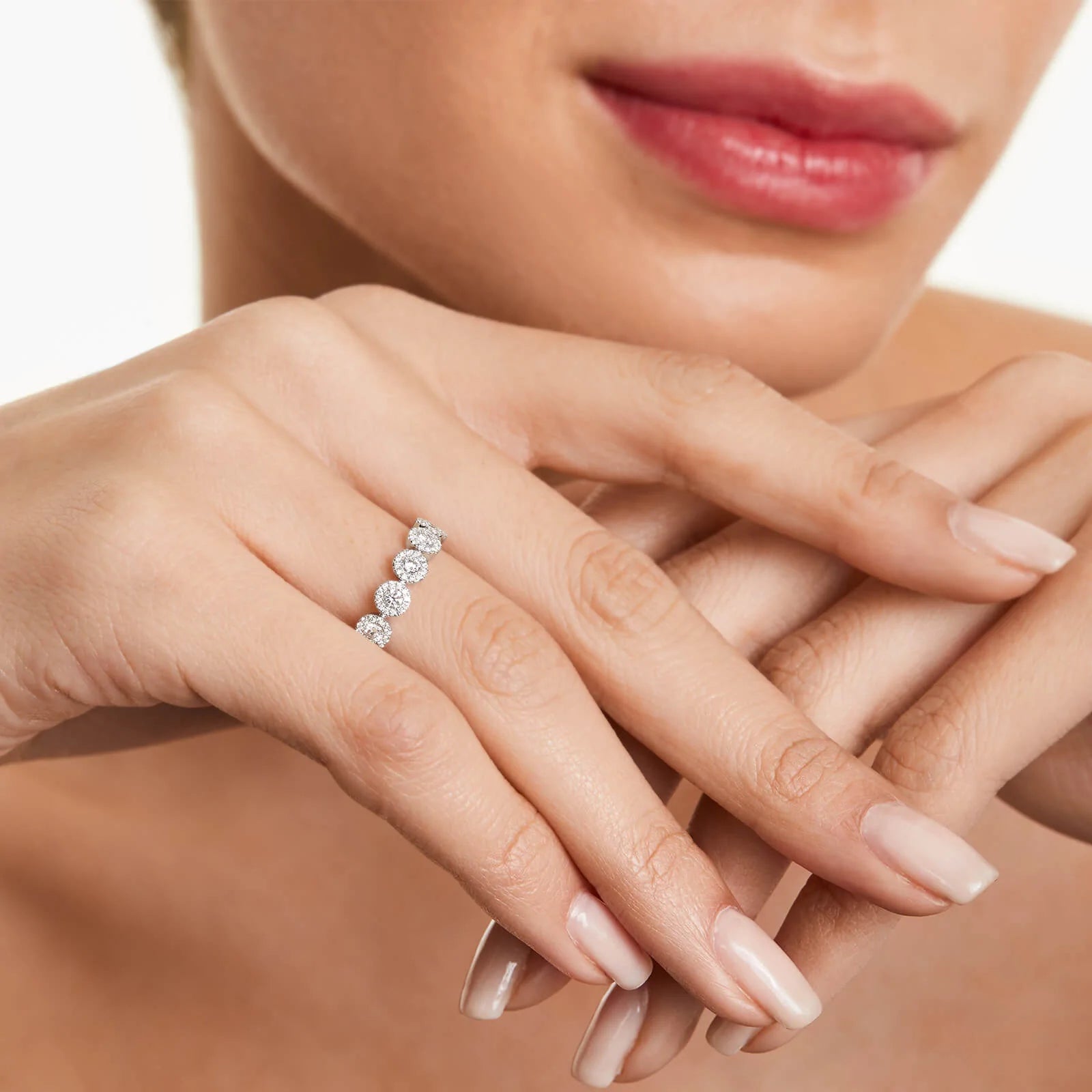 Anel Halo De Ouro Branco 18k Cinco Diamantes Brilhantes