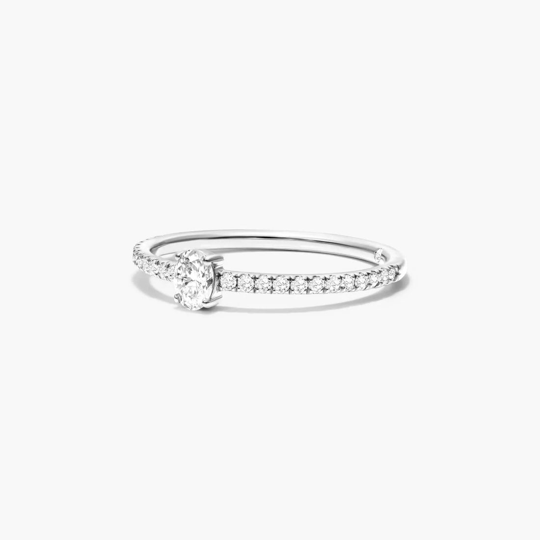 Anel De Ouro 18k Noivado C/ Diamante Oval E Brilhantes
