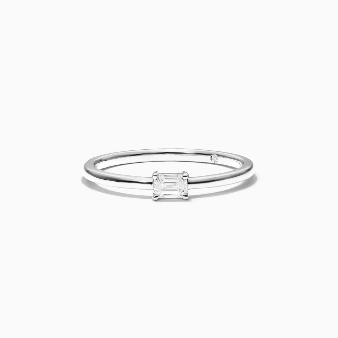 Anel De Ouro Branco 18k Delicado Diamante Baguette Solitario