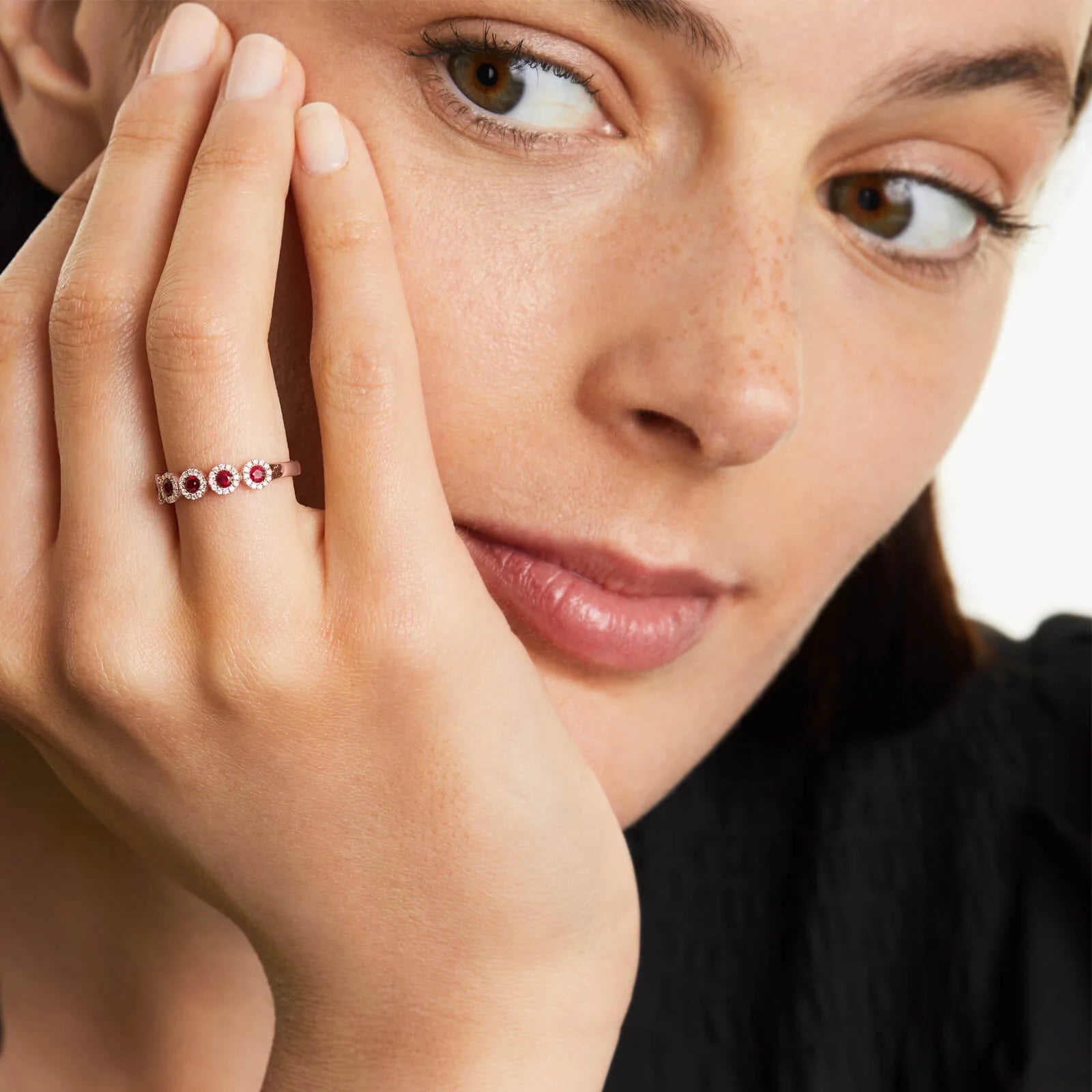 Anel Halo De Ouro 18k c/ Cinco Rubi e Diamantes Brilhantes