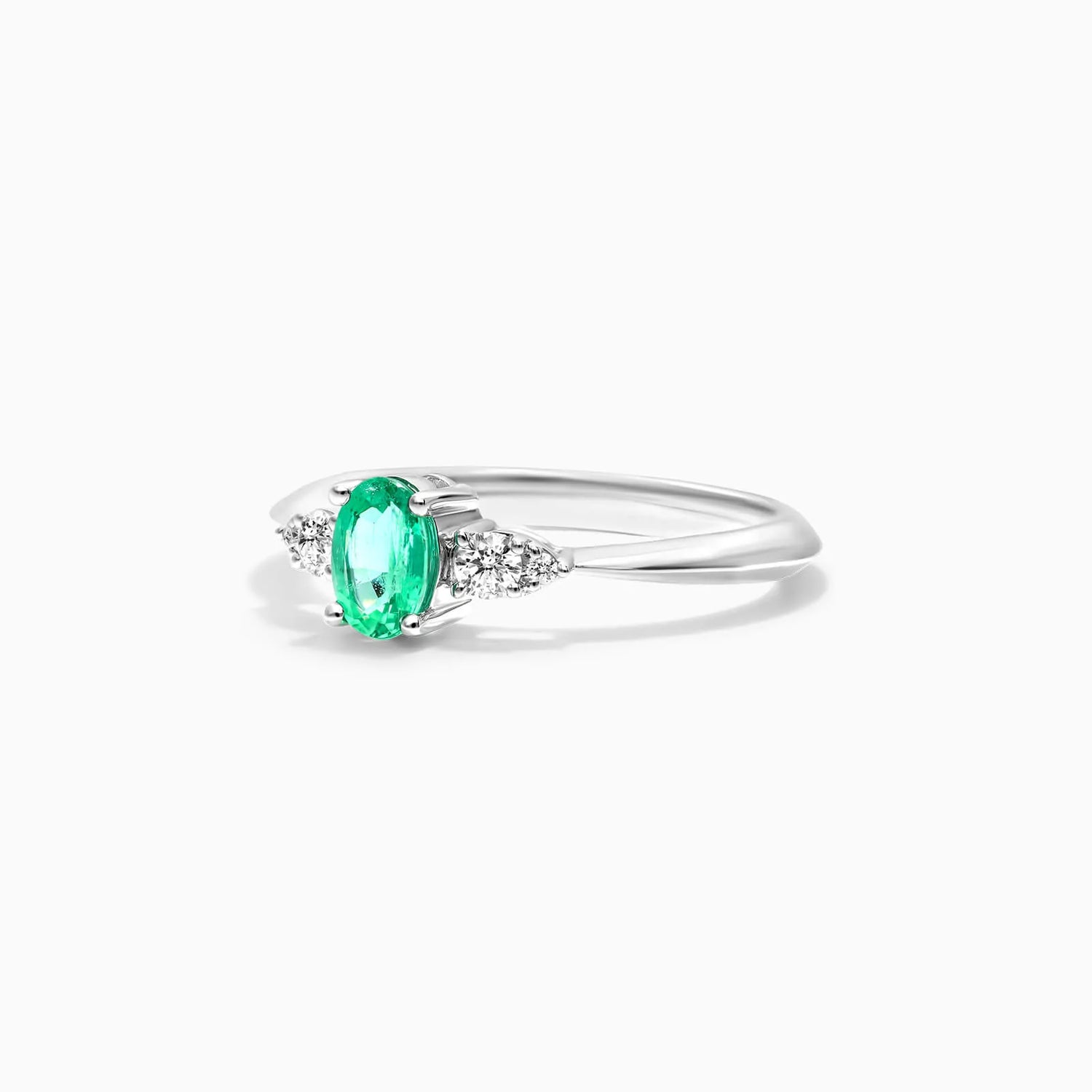 Anel De Ouro 18k Elsa  C/ Esmeralda Solitario e Diamantes