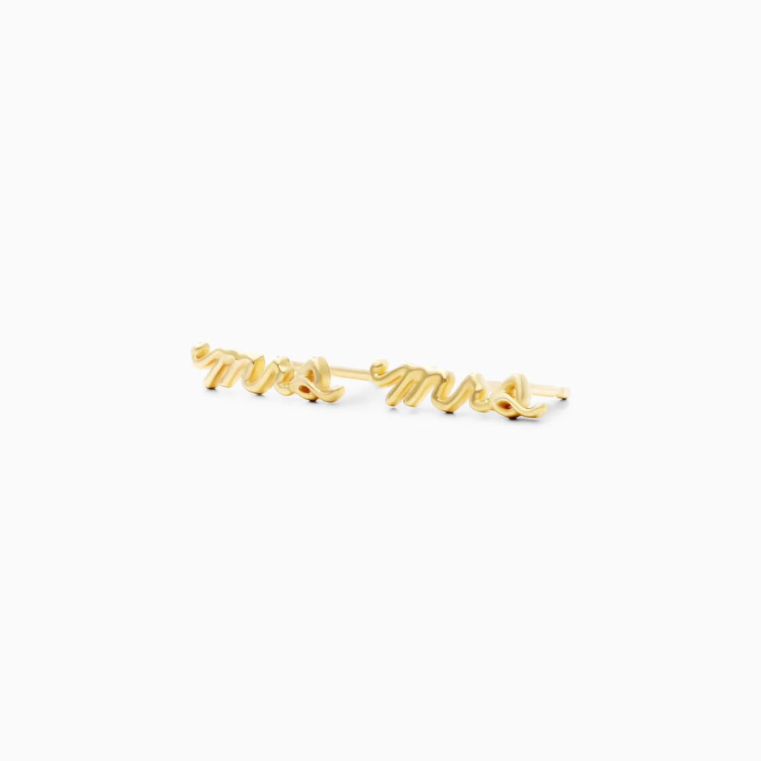 Brinco de Ouro 18k Letras Mrs Delicado