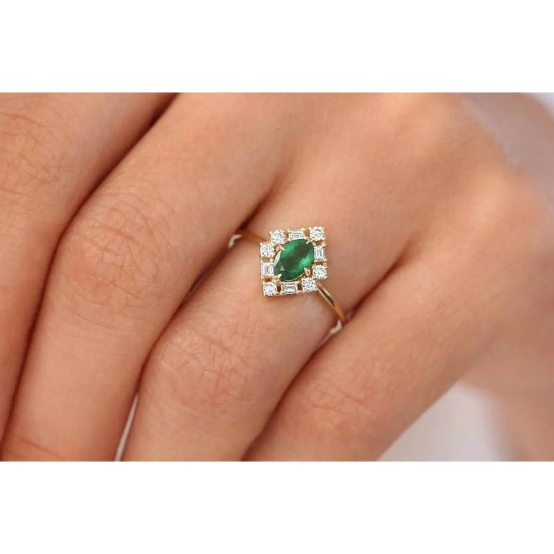 Anel De Noivado em Ouro 18k Solitario Esmeralda e Diamantes Brilhantes