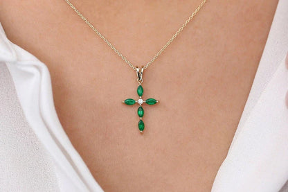 Colar Corrente Cruz de Esmeralda Luxo Feminino em Ouro Amarelo 18k