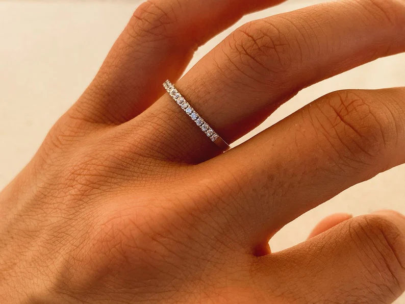 Anel de Ouro 18k Aparador Meia Aliança C/ Diamantes Brilhantes Isabela